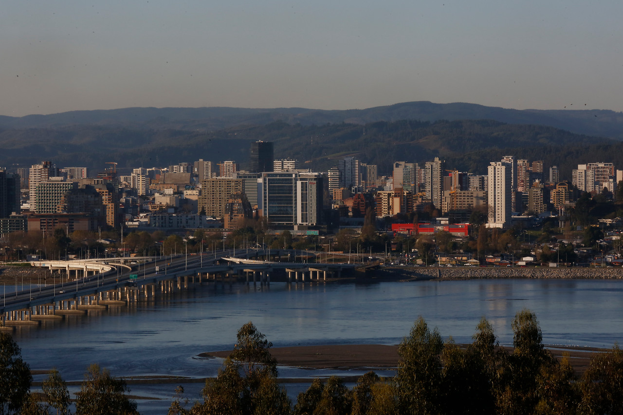Edificios residenciales y municipalidad en la Región del Biobío